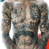 Justin Bieber s oblibou ukazuje své vyrýsované potetované tělo.