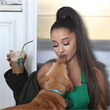 Ariana Grande propaguje novou kvu.