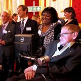 Stephen Hawking s Patriciou Dowdyovou pi pijet od britsk krlovny Albty.