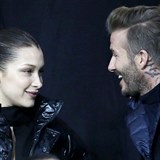 David Beckham a Bella Hadid na losk pehldce Dior