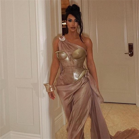 Kim Kardashian v modelu od Thierryho Muglera