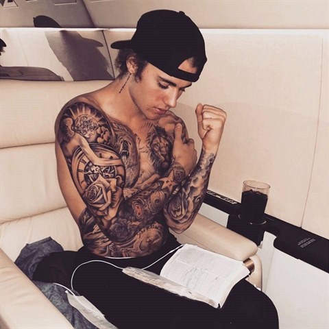 Justin Bieber vypad na socilnch stch jako ze urnlu.