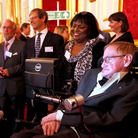 Stephen Hawking s Patriciou Dowdyovou pi pijet od britsk krlovny Albty.