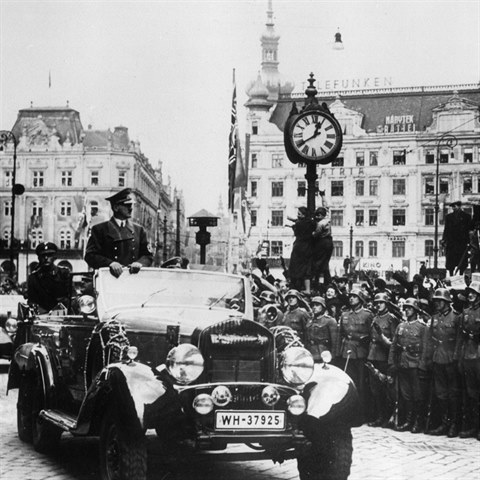Adolf Hitler pijel do Prahy, kterou u v tu chvli obsadila jeho armda....