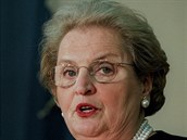 Madeleine Albright pijela do Prahy na oslavy dvacátého výroí vstupu eska do...
