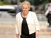 Madeleine Albright pijala pozvání do Prahy.
