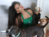 Ariana Grande propaguje novou kávu.