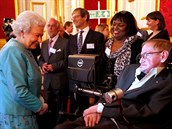 Stephen Hawking s Patriciou Dowdyovou pi pijetí od britské královny Albty.