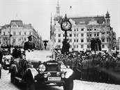 Adolf Hitler pijel do Prahy, kterou u v tu chvíli obsadila jeho armáda....