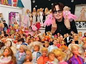Asi málokdo by hádal, e Johnny Depp bude sbírat panenky Barbie.