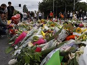 Na místo nedaleko masakru v novozélandském Christchurchi lidé zaali nosit...