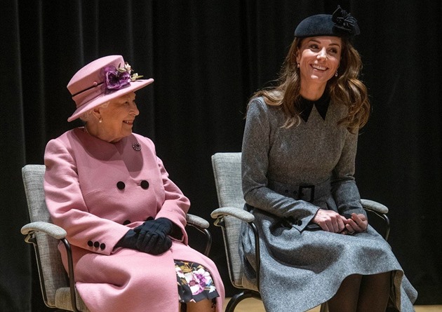 Rozesmátá královna Alžběta s Kate Middleton na návštěvě univerzity King's College v Londýně