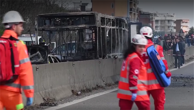 Senegalec zapálil autobus s 51 dtmi, prý mstil migranty.