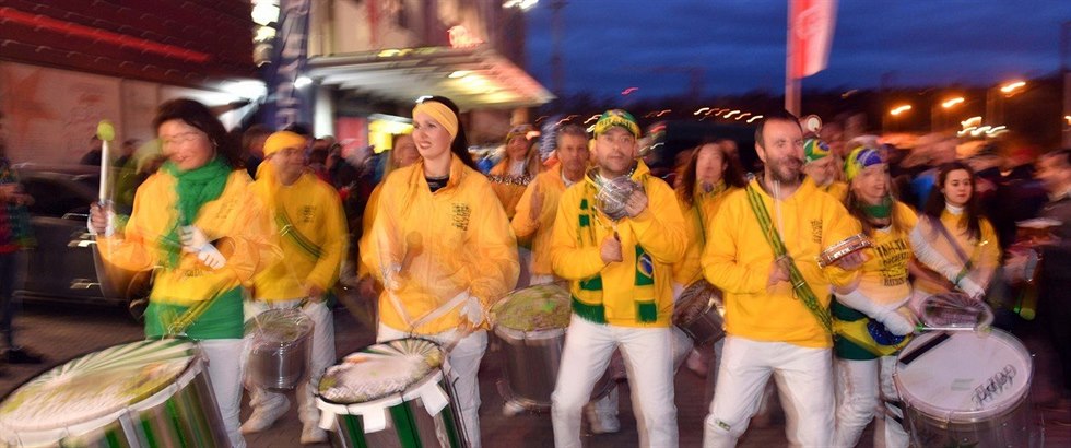 Bubeníci ped stadionem v Edenu, kde se hrál duel s Brazílií.