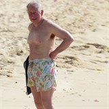 Princ Charles se rozhodl vystavit své bílé tělo slunečním paprskům.
