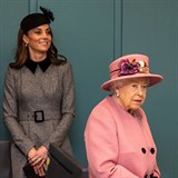 Kate Middleton provází královnu Alžbětu sama poprvé.