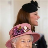 Královna Alžběta s kate Middleton na návštěvě univerzity King's College v...