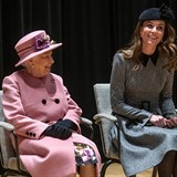 Rozesmátá královna Alžběta s kate Middleton na návštěvě univerzity King's...