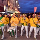 Bubeníci před stadionem v Edenu, kde se hrál duel s Brazílií.
