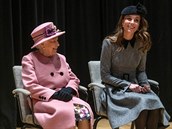 Rozesmátá královna Albta s kate Middleton na návtv univerzity King's...