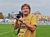 Jaromír Bosák je oblíbený fotbalový komentátor a dnes u i plnohodnotný...