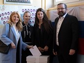 Zuzana aputová se svými dcerami z prvního manelství a partnerem Peterem...