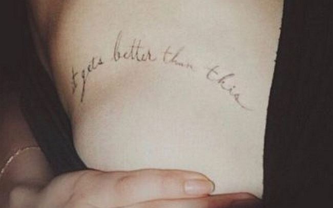 Chloe Grace Moretz nám chce ukázat své tetování pod prsem - JenProMuze