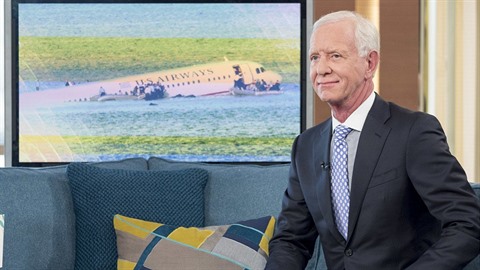 Chesley Sullenberger hovoí o svém pistání na ece.