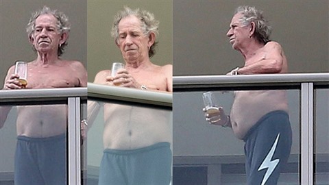 Keith Richards se na balkon vysvlékl do pli tla a popíjel pivo. Legendární...
