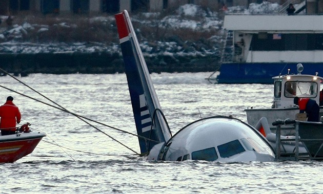 Airbus se srazil s hejnem hus, kapitán Chesley Sullenberger musel nouzově v...