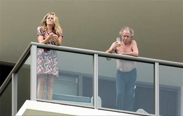 Keith Richards se na balkon vysvlékl do pli tla a popíjel pivo. Legendární hudebník The Rolling Stones vypadá stále k svtu.