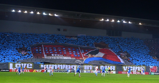 Tribuna Sever pedvedla v zápase s Genkem parádní choreo, ale také z ní létaly...