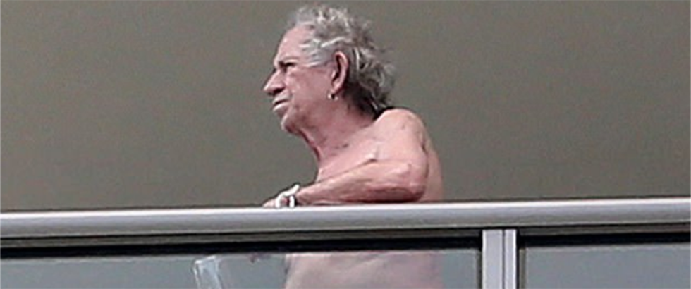 Keith Richards se na balkon vysvlékl do pli tla a popíjel pivo. Legendární hudebník The Rolling Stones vypadá stále k svtu.