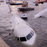 Pasažéři přežili na křídlech letadla.