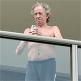 Keith Richards se vysvlkl do pli tla.