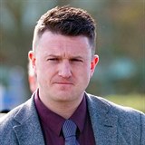 Tommy Robinson je anglick krajn pravicov aktivista.