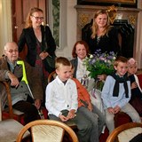 Iva Janžurová a Stanislav Remunda se svými dcerami a vnoučaty.