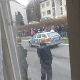 Policist mli situaci pod kontrolou.