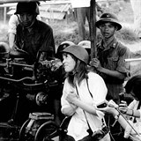 Jane Fonda el kritice kvli snmku z roku 1972, kdy v Severnm Vietnamu...