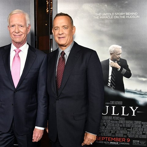 Tom Hanks a Chesley Sullenberger na premie filmu Sully.