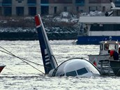 Airbus se srazil s hejnem hus, kapitán Chesley Sullenberger musel nouzov v...