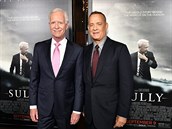 Tom Hanks a Chesley Sullenberger na premiée filmu Sully.