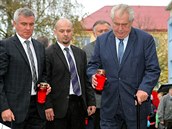 Prezident Milo Zeman zapaluje svíky za zavradného Petra Vejvodu.