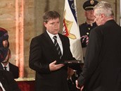 Petrv otec Kamil Vejvoda pevzal 28. íjna 2015 z rukou prezidenta Zemana...