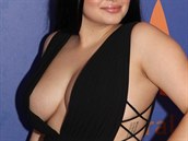 Modern Family TV Star, Ariel Winter show assets when she ?co-stars?With Burt Reynolds in