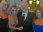 Bill Clinton si ped odletem do Prahy uíval s pornohvzdami