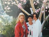 Vzpomínková fotka Moniky tikové s matkou a sestrou