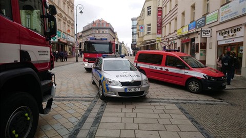 V centru Karlových Var hoelo v prodejn potravin.