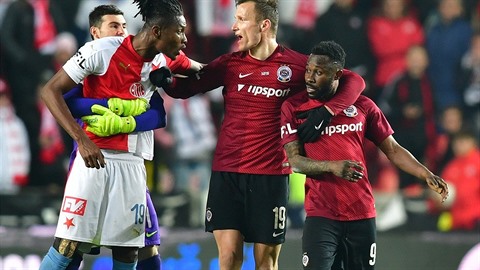 Derby bylo velmi tvrdé, plné souboj, invektiv. Boj neskonil ani po posledním...