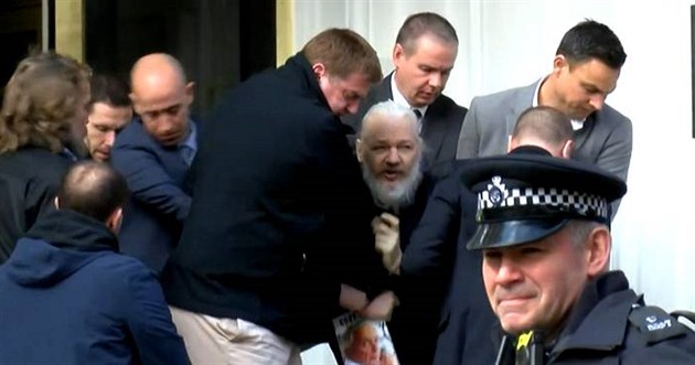 Julian Assange je vleen z budovy ambasdy.